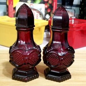 Vintage Avon 1876 Cape Cod Collection Ruby Red Glass Salt‎ And Pepper Shaker Set